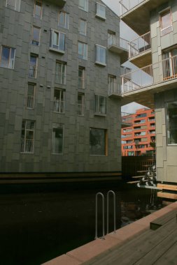 Oslo, Norveç - 16 Temmuz 2021: Vannkunsten şehir merkezindeki deniz kıyısındaki modern apartmanlar. Oslo 'nun orta kesimindeki rıhtımda yerleşim yeri.