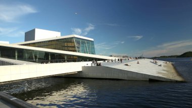 Oslo, Norveç - 12 Temmuz 2021 Oslo Opera Binası. Norveç Ulusal Opera ve Bale Binası. 
