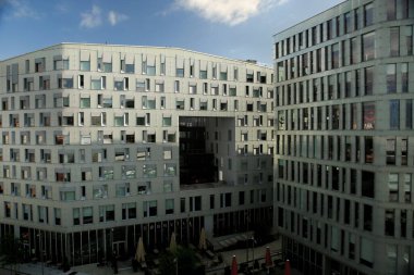 Oslo, Norveç - 16 Temmuz 2021: Oslo şehir merkezindeki Barkod Projesi alanındaki binalar. Sabahleyin Bjorvika 'daki Barkod projesinin modern iş ofisleri binaları.