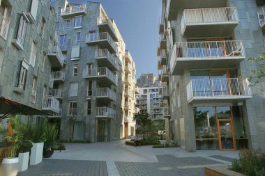 Oslo, Norveç - 16 Temmuz 2021: Vannkunsten şehir merkezindeki deniz kıyısındaki modern apartmanlar. Oslo 'nun orta kesimindeki rıhtımda yerleşim yeri.