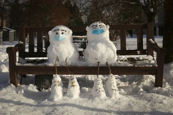 Two Snowmen Mask Sitting Bench Winter Funny Friends Snowman Quarantine — Stock Photo, Image