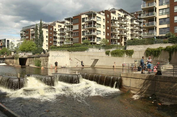 Oslo Norwegia Lipca 2021 Budynki Mieszkalne Nad Przebudowanym Brzegiem Rzeki — Zdjęcie stockowe