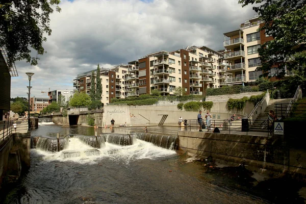 Oslo Norwegia Lipca 2021 Budynki Mieszkalne Nad Przebudowanym Brzegiem Rzeki — Zdjęcie stockowe