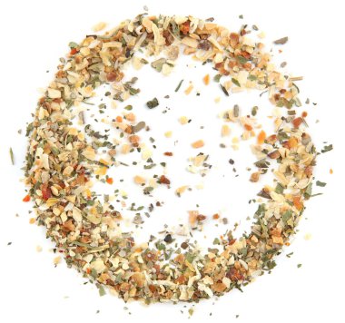Beyaz arka planda izole edilmiş farklı baharat ve otların karışımı. Baharat çemberi: sarımsak, soğan, maydanoz, kekik, kırmızı biber..