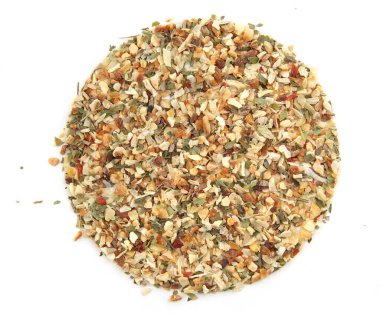 Beyaz arka planda izole edilmiş farklı baharat ve otların karışımı. Baharat karışımının yuvarlak şekli: sarımsak, soğan, maydanoz, kekik, kırmızı biber..