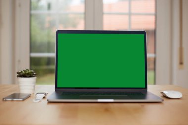Beyaz masada fareli ve akıllı telefonlu boş ekranlı dizüstü bilgisayar. İç mekan ya da ofis geçmişi. Yüksek kalite fotoğraf