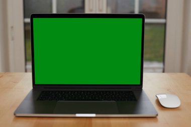 Beyaz masada fareli ve akıllı telefonlu boş ekranlı dizüstü bilgisayar. İç mekan ya da ofis geçmişi. Yüksek kalite fotoğraf