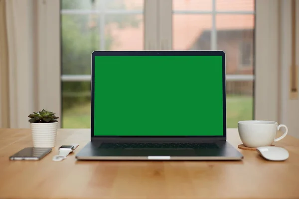 Laptop Mit Leerem Bildschirm Auf Weißem Tisch Mit Maus Und — Stockfoto