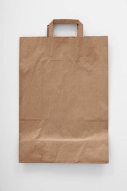 Beyaz arka planı olan katlanmış bir kese kağıdı. Reklam için yüksek kaliteli fotoğraf düzeni