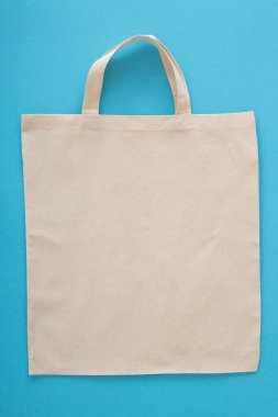 Boş Çevre Dostu Bej Renkli Moda Tel Çantası mavi arka planda izole edildi. Yiyecekler için Boş Yeniden Kullanılabilir Torba. Alışveriş Çantası 'nı boşaltın. Model için tasarım şablonu. Ön Manzara. Stüdyo fotoğrafçılığı. Yüksek kalite fotoğraf