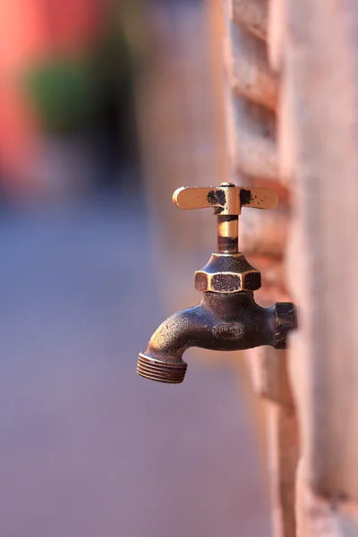 Torneira de água velha — Fotografia de Stock