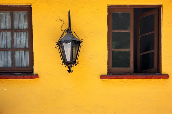 Vieja ventana y lámpara — Foto de Stock