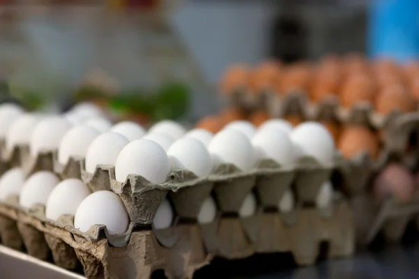 Яйца на рынке — стоковое фото