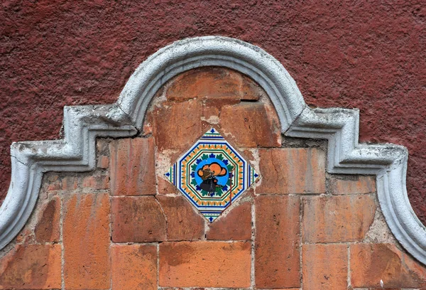 Mektup kutusu eski kapı, tarihi şehir Coyoacan, Mexico City.