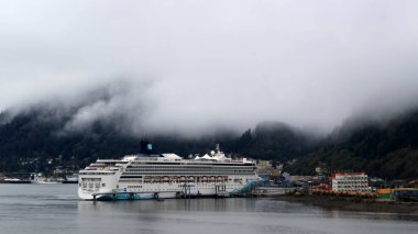 Juneau, AK - 25 Şubat 2022: Birçok yolcu gemisi, hava durumuna bakılmaksızın Juneau, Alaska limanına varır..