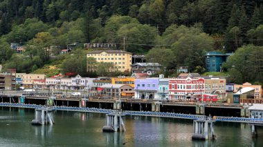Juneau, AK - 25 Şubat 2022: Juneau Limanı ziyaretçilere pek çok hediye ve hediyelik eşya dükkanı sunuyor.