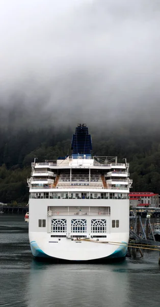 Vacker Dimmig Utsikt Över Juneau Alaska Och Kryssningsfartyg — Stockfoto