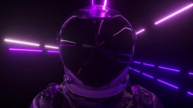 Neon uzaydaki astronot yakın plan. Parlak neon ışınları uçup gidiyor. Kusursuz bir döngünün 3d animasyonu.