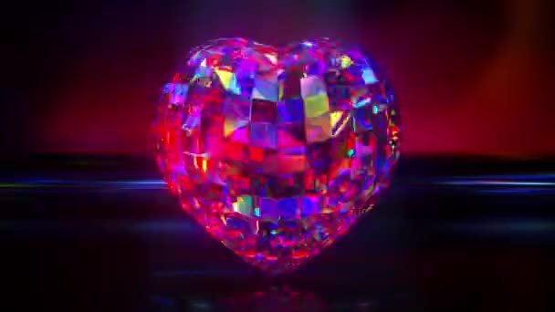 Diamanten hartslag. Kristallen hart op een donkere achtergrond. 3d animatie van naadloze lus — Stockvideo