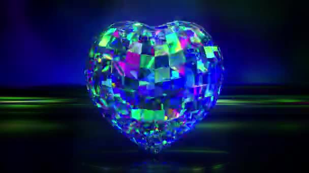 ダイヤモンドハートビート。暗い背景にクリスタルハート。シームレスループの3Dアニメーション — ストック動画