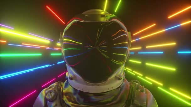 Neon uzaydaki astronot yakın plan. Parlak neon ışınları uçup gidiyor. Kusursuz bir döngünün 3d animasyonu. — Stok video