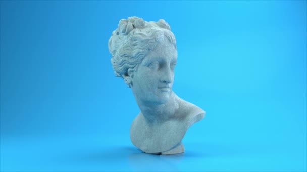 Sculpture numérique sur fond bleu. Un visage de femme. Couleur bleu blanc. rendu 3D. — Video