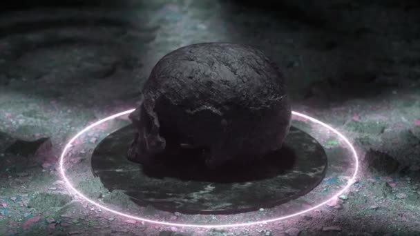 Un cráneo de piedra se voltea sobre una plataforma de mármol negro. Esclavitud y encarcelamiento. animación 3d de bucle sin costura — Vídeo de stock
