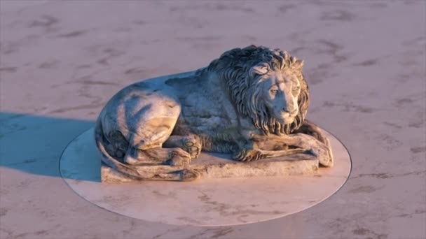 La sculpture d'un lion se retourne sur la plate-forme. Marbre blanc. Animation 3D de boucle transparente — Video