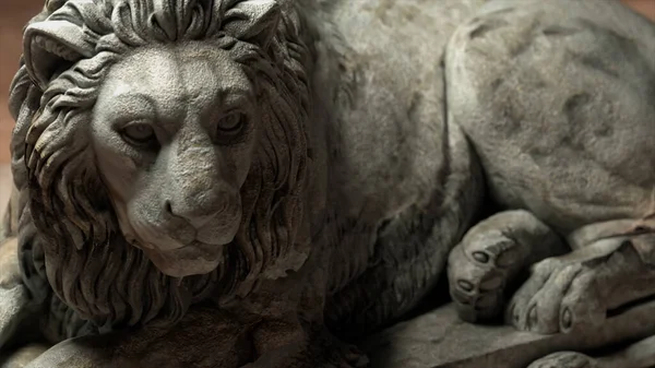 Scultura di un leone primo piano. Marmo grigio. Illustrazione 3d — Foto Stock