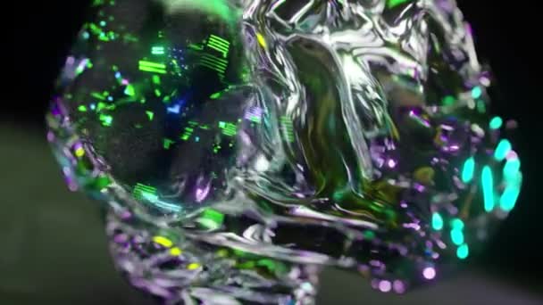 Futuristisches Konzept. Das gläserne Gehirn ist mit tausenden Verbindungen und Mikroschaltkreisen übersät. Grünblau. 3D-Animation — Stockvideo