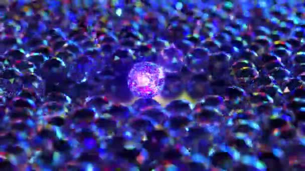 Konsep kelangkaan dan keunikan. Bola berlian besar yang bersinar dikelilingi oleh bola berlian kecil. Animasi 3d. — Stok Video