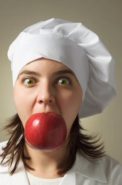 Šéfkuchař s jablkem v ústech — Stock fotografie