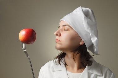 Şef ile elma ve çatal