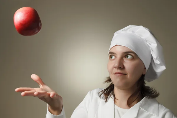 Šéfkuchař žena házel jablka — Stock fotografie