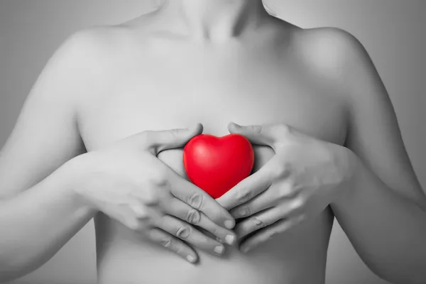 Mujer con un corazón rojo — Foto de Stock