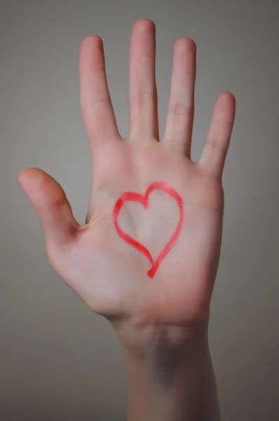Forma de corazón rojo en una mano —  Fotos de Stock