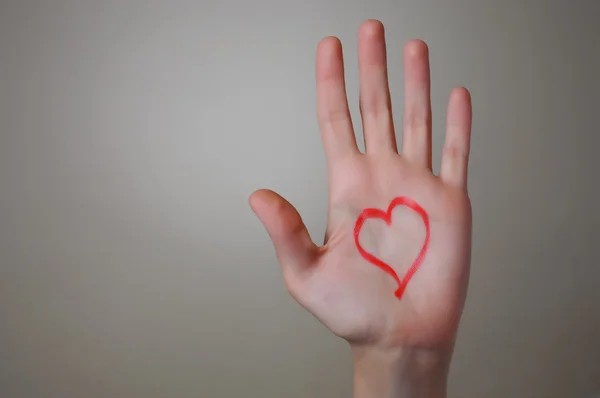 Forma di cuore rosso su una mano — Foto Stock