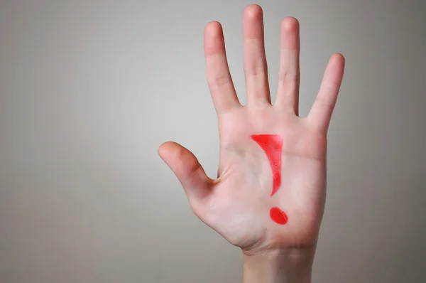 Rood uitroepteken op een hand — Stockfoto