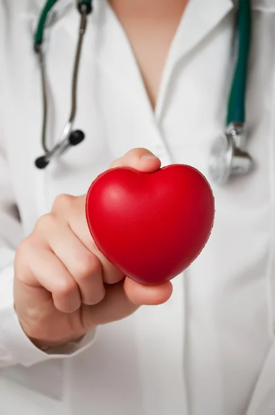 Cuore in mano al medico — Foto Stock