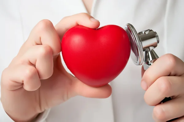 Medico esaminando un cuore — Foto Stock