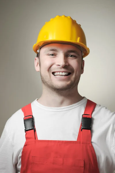 Jeune travailleur souriant — Photo