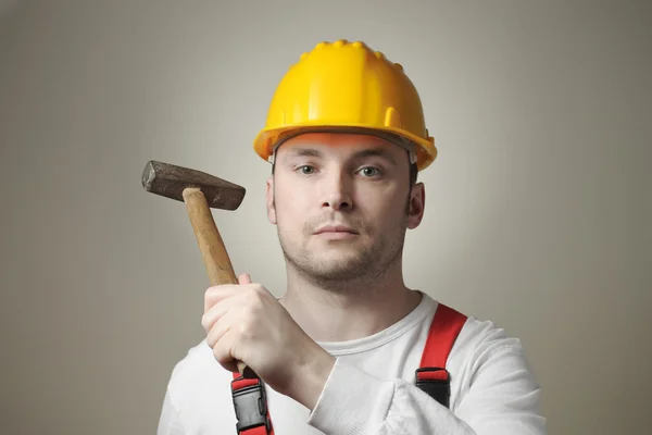Ung arbeider med hammer – stockfoto