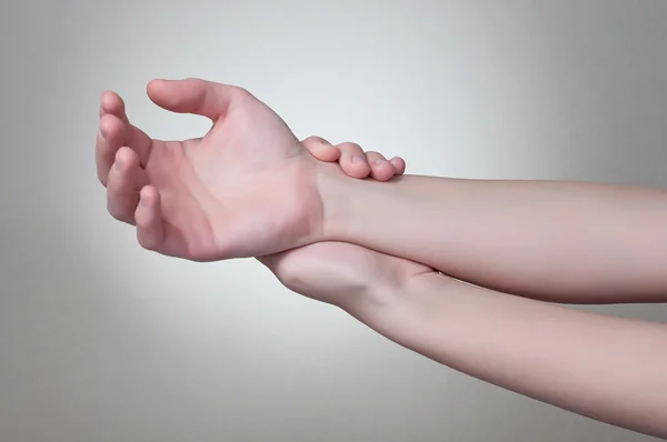 bilek ağrısı olan kadın