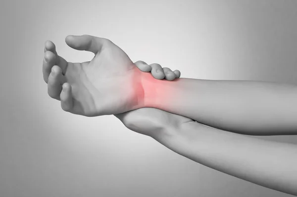 Mulher com dor de pulso — Fotografia de Stock