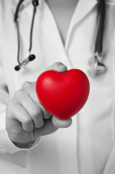 Cuore nella mano di un medico — Foto Stock