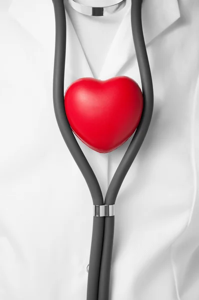 Medico con cuore rosso — Foto Stock