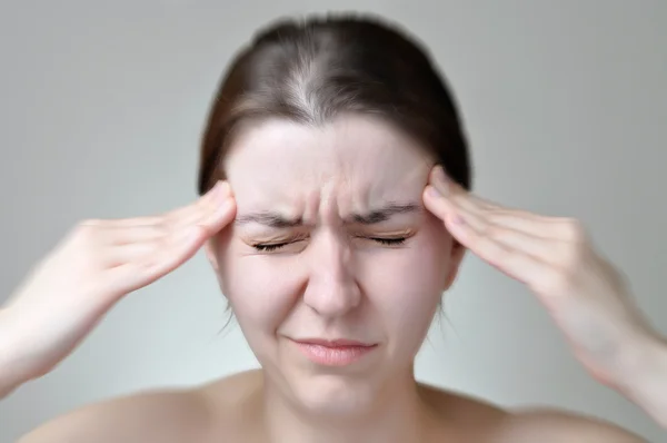 Mujer joven con dolor de cabeza — Foto de Stock