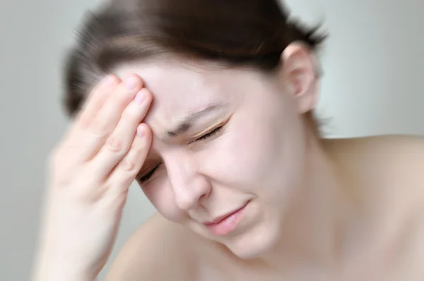 Baş ağrısı olan genç bir kadın — Stok fotoğraf