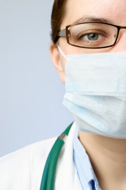Doktor giyiyor koruyucu maske