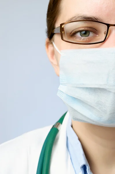 Medico indossando maschera protettiva — Foto Stock